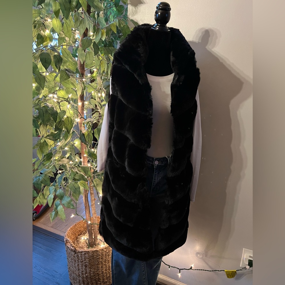 Stunning luxurious faux fur vest!